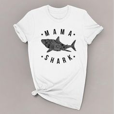 Mama Shark Tshirt LI14A0